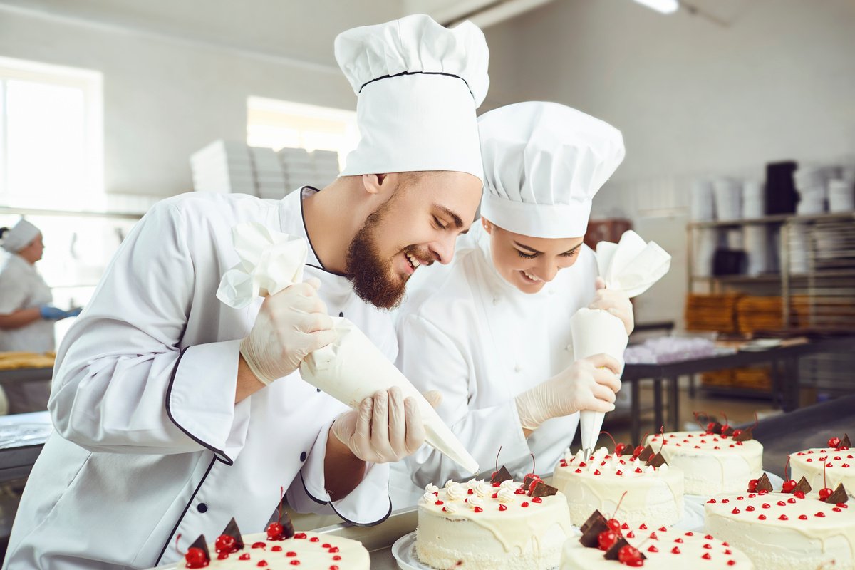 Lire la suite à propos de l’article Les Chefs Pâtissiers Roumains : Gardiens d’une Tradition Sucrée et Innovateurs Gourmands